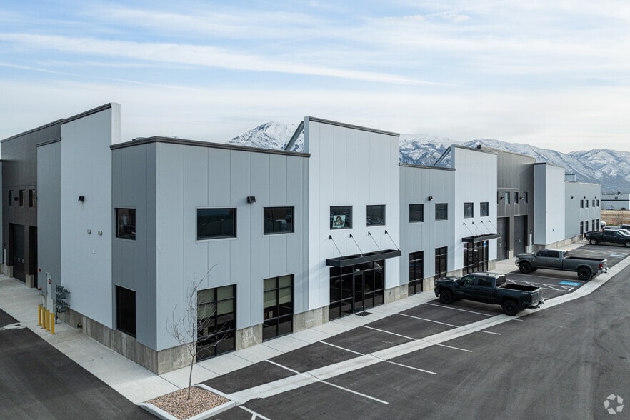 Industrial Multi-Tenant Investment portefeuille de 2 propriétés à vendre sur LoopNet.ca - Photo du bâtiment - Image 3 de 5