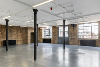 14 Gowers Walk, London for lease Interior Photo- Image 1 of 4