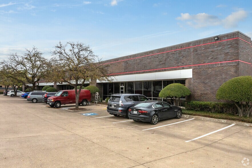 3440 Sojourn Dr, Carrollton, TX à louer - Photo du bâtiment - Image 1 de 3