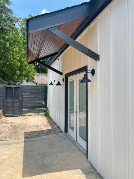 1330 Avenue N, Huntsville, TX à louer - Photo du bâtiment - Image 3 de 7