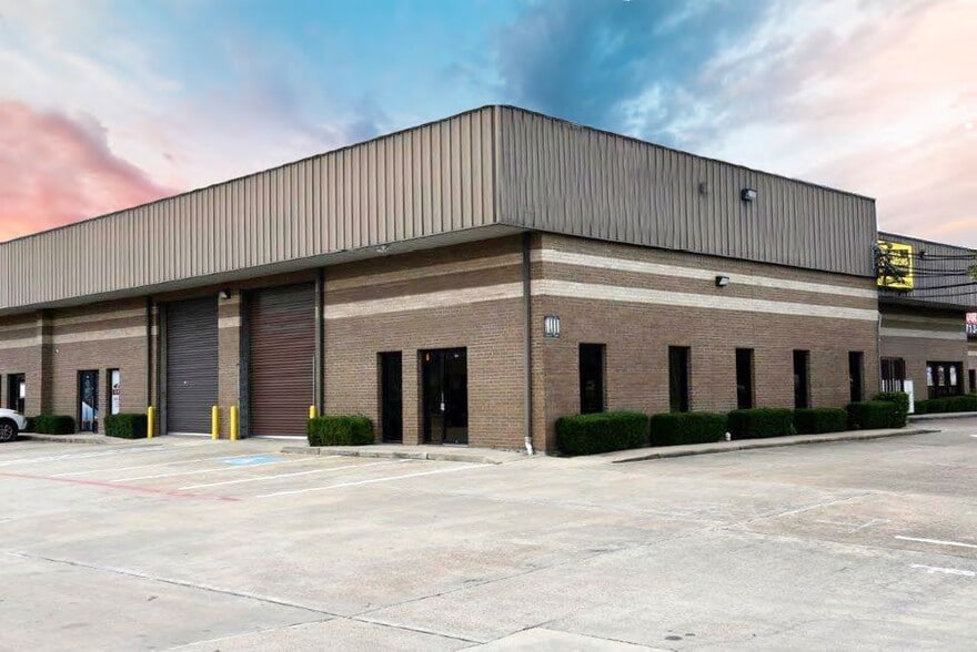 5829 W Sam Houston Pky N, Houston, TX for sale - Building Photo - Image 3 of 8