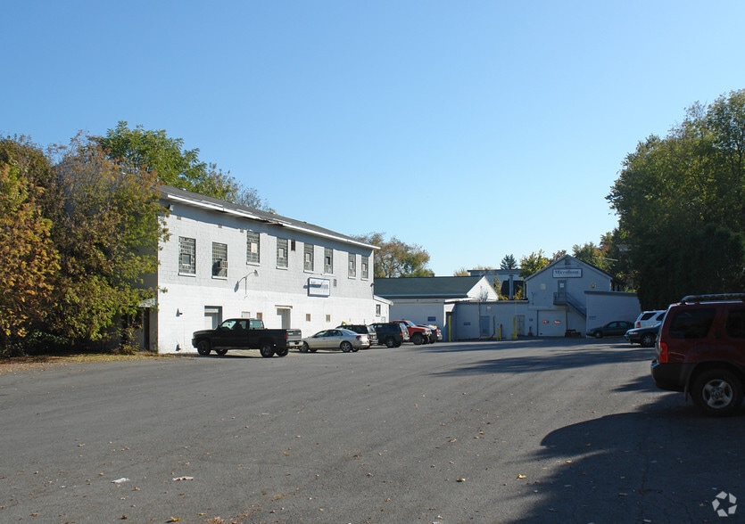 31 Faass Ave, Utica, NY à louer - Photo du bâtiment - Image 2 de 2