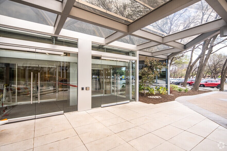 7557 Rambler Rd, Dallas, TX à louer - Photo du bâtiment - Image 2 de 21
