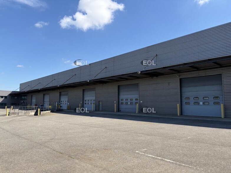 Industrial in Alfortville for lease - Building Photo - Image 1 of 12