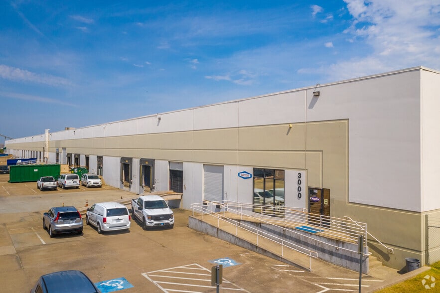 3000 W Commerce St, Dallas, TX à louer - Photo du bâtiment - Image 2 de 3