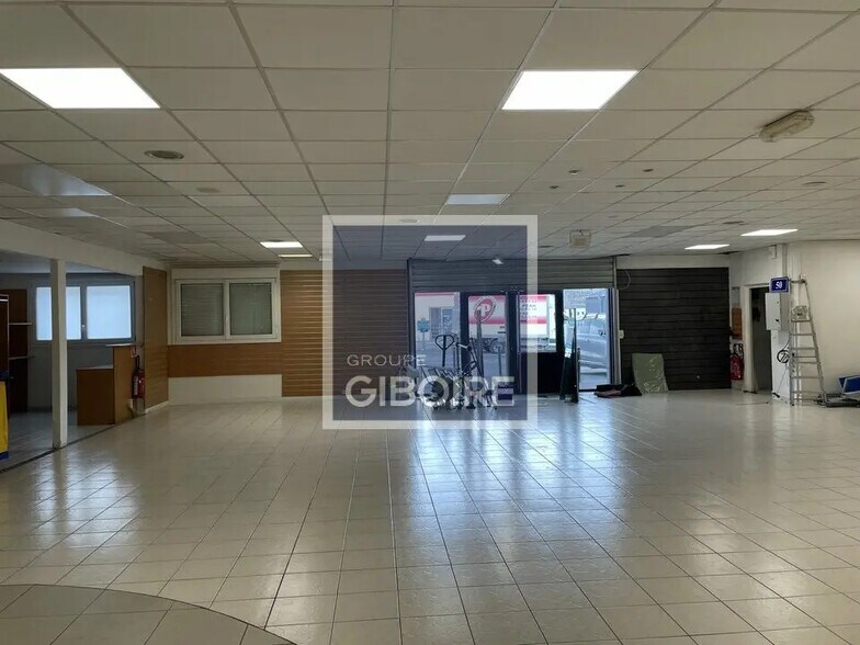 Industrial in Rennes for lease - Interior Photo - Image 3 of 9