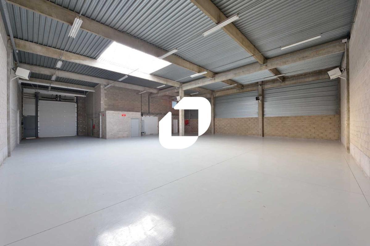Flex in Saint-Thibault-des-Vignes for lease Interior Photo- Image 1 of 2