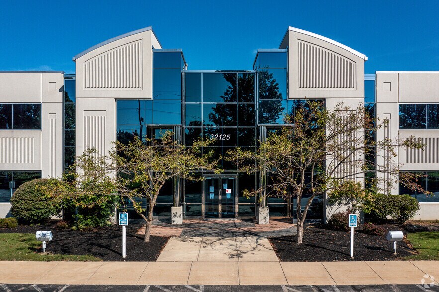 32125 Solon Rd, Solon, OH à louer - Photo du bâtiment - Image 2 de 6