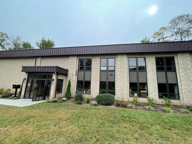 22 Commerce Rd, Newtown, CT à louer - Photo du bâtiment - Image 3 de 21
