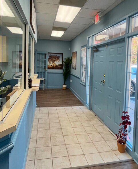 Merchants Square Professional Center portefeuille de 3 propriétés à vendre sur LoopNet.ca - Photo du bâtiment - Image 2 de 9