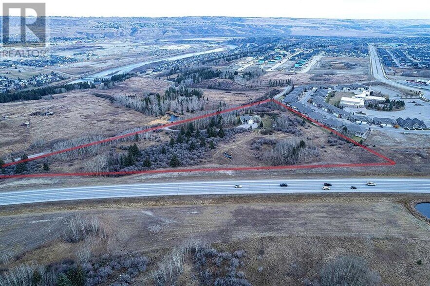 42085 River Heights Ln, Cochrane, AB à vendre - Photo du bâtiment - Image 1 de 5