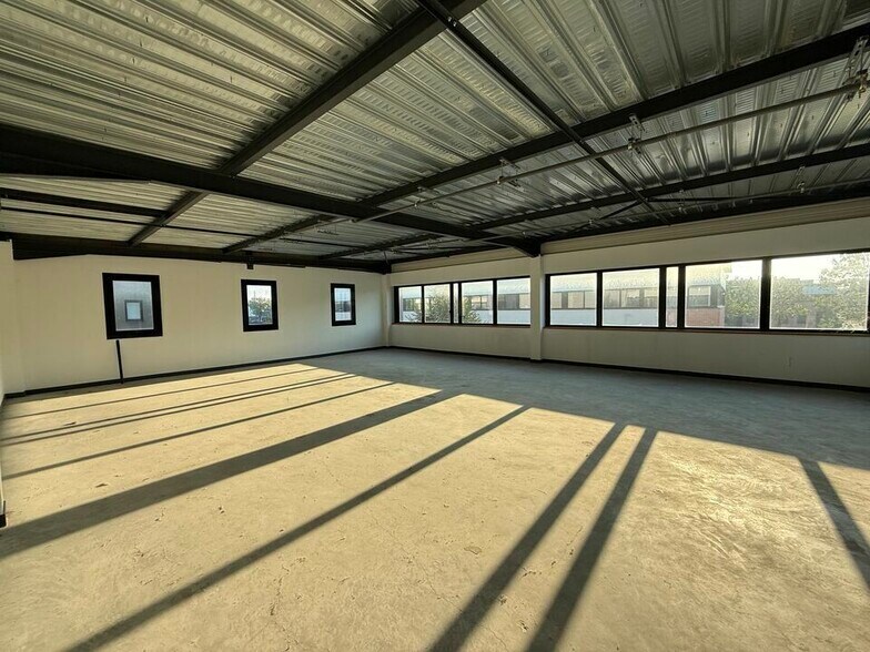 Flex in Villeneuve-la-Garenne for lease - Interior Photo - Image 3 of 8