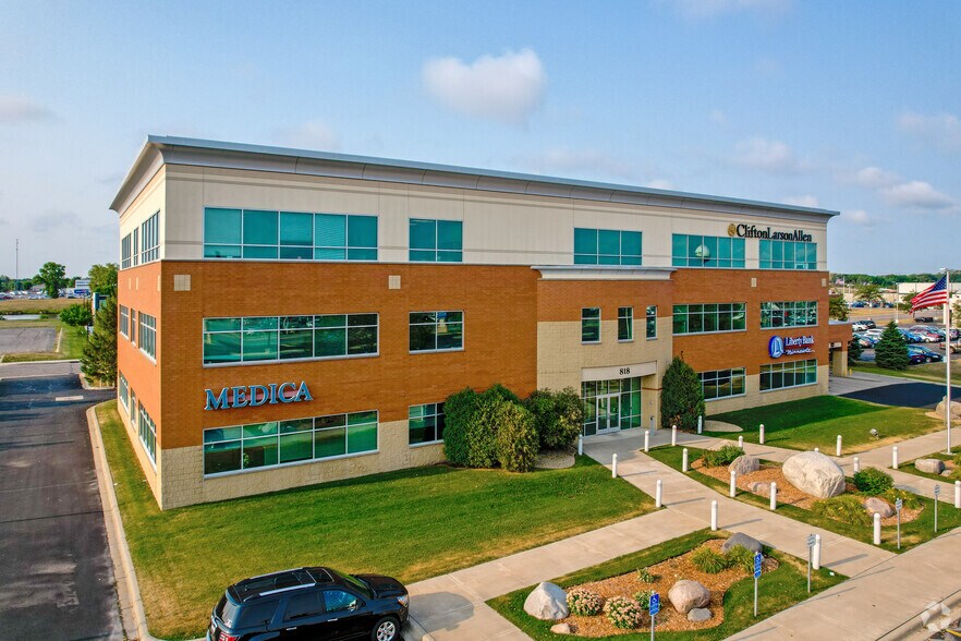 818 2nd St S, Waite Park, MN à louer - Photo du bâtiment - Image 1 de 4