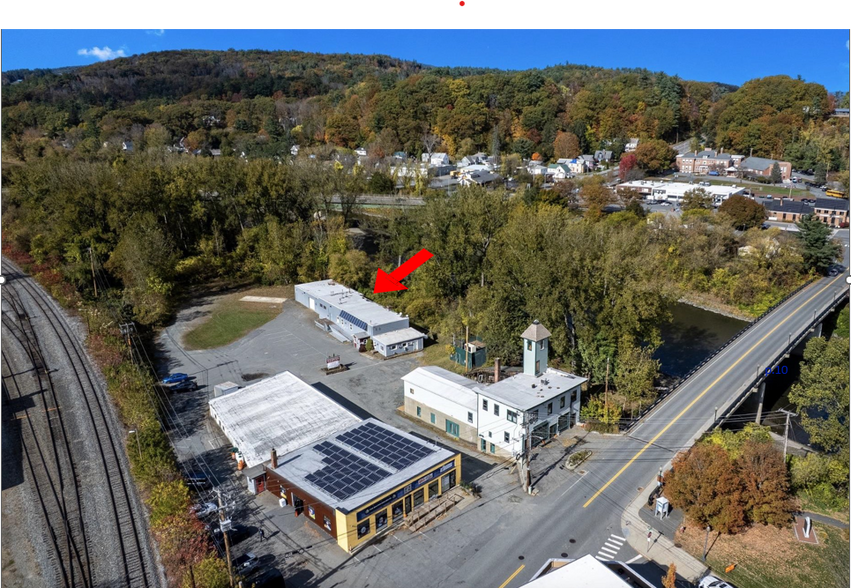 54 Bridge St, White River Junction, VT à louer - Photo du bâtiment - Image 2 de 11