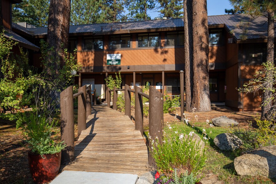 870 Emerald Bay Rd, South Lake Tahoe, CA à louer - Photo du bâtiment - Image 1 de 6