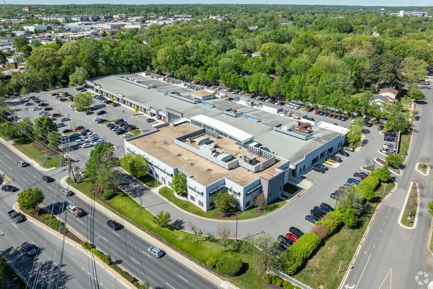 1750 Forest Dr, Annapolis, MD à louer - Photo du bâtiment - Image 2 de 17