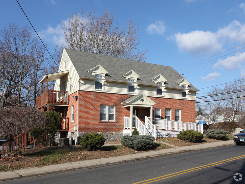 2024 E Main St, Waterbury, CT à vendre - Photo principale - Image 1 de 23