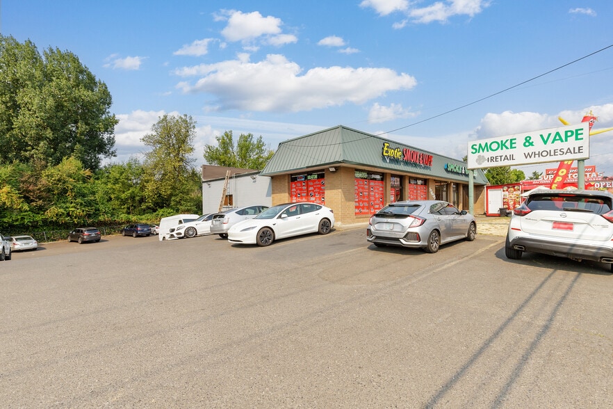 17635 SE McLoughlin Blvd, Milwaukie, OR for sale - Building Photo - Image 3 of 18