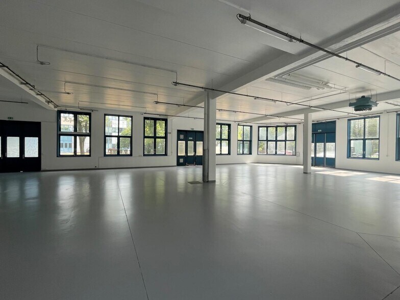 Flex in Fresnes for lease - Interior Photo - Image 3 of 20
