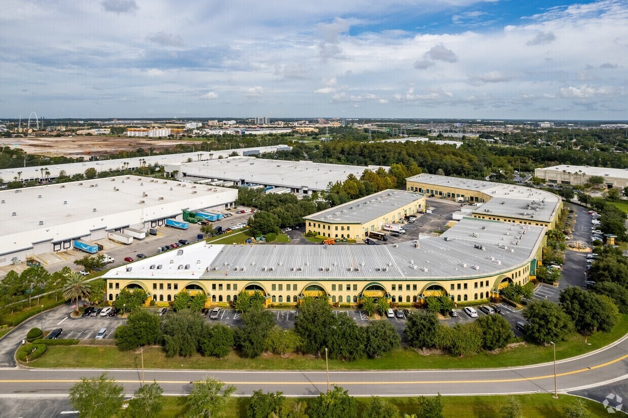 6881 Kingspointe Pky, Orlando, FL for lease Primary Photo- Image 1 of 52