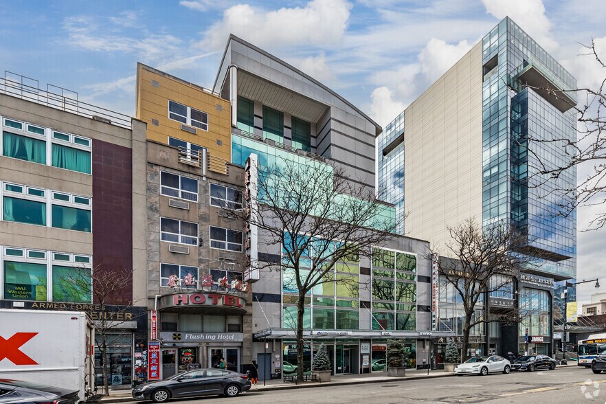 36-36 Main St, Flushing, NY à louer - Photo du bâtiment - Image 3 de 9