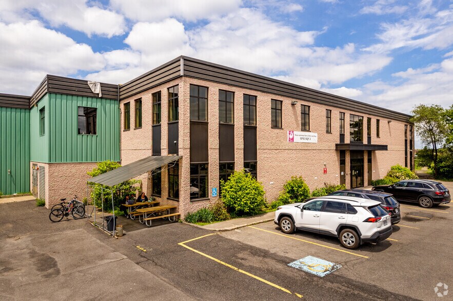 5065-5067 Rue Ontario E, Montréal, QC à louer - Photo du bâtiment - Image 1 de 5