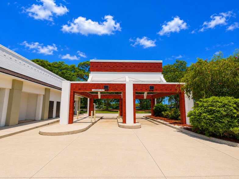 5501-5555 Roosevelt Blvd, Clearwater, FL for lease - Building Photo - Image 2 of 8