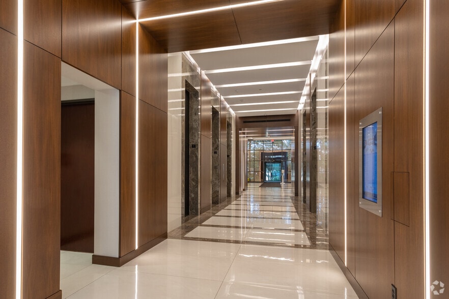 3110 Fairview Park Dr, Falls Church, VA for lease - Lobby - Image 3 of 8