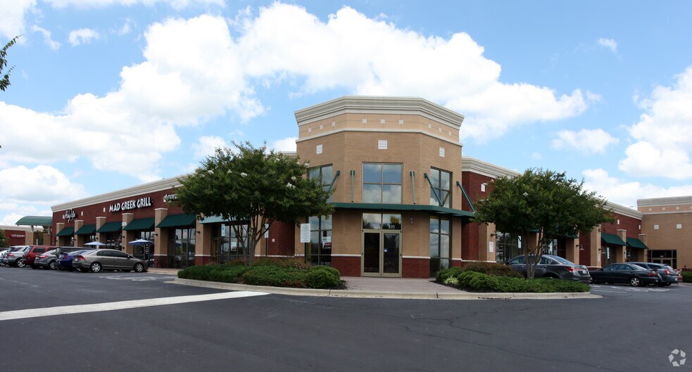 5824 Samet Dr, High Point, NC à louer - Photo du bâtiment - Image 2 de 5