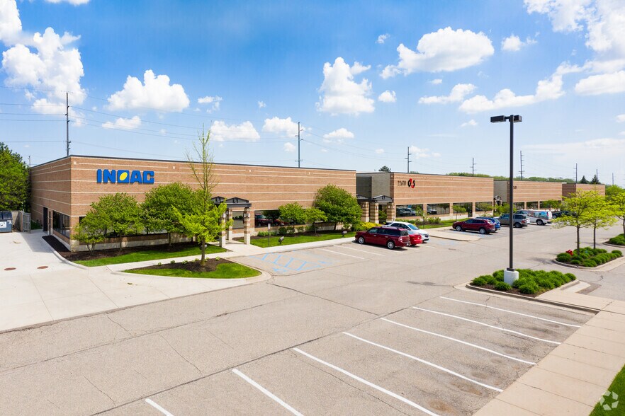 22630 Haggerty Rd, Farmington Hills, MI à louer - Photo du bâtiment - Image 1 de 9