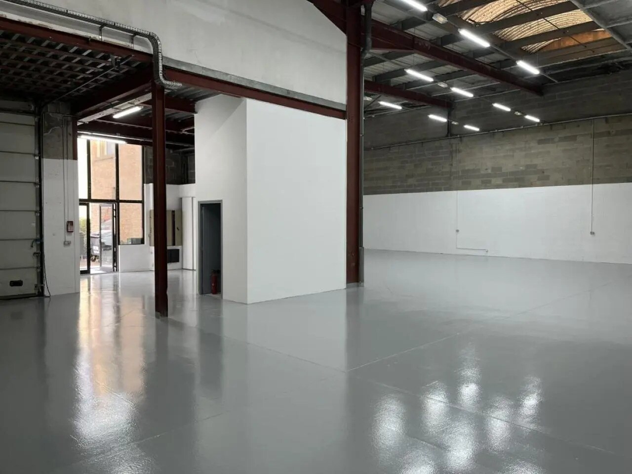 Flex in Le Thillay for lease Building Photo- Image 1 of 11