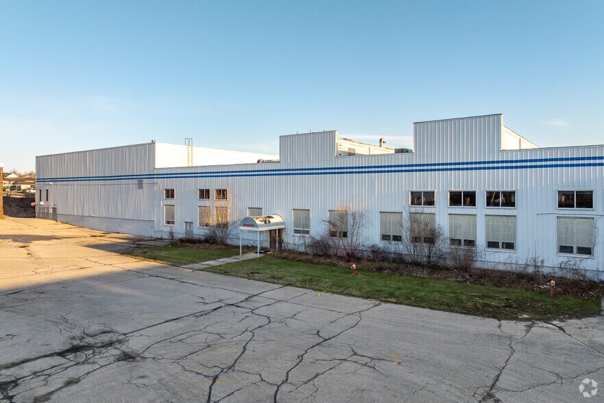 500 N Spring St, Port Washington, WI à louer - Photo du bâtiment - Image 2 de 6