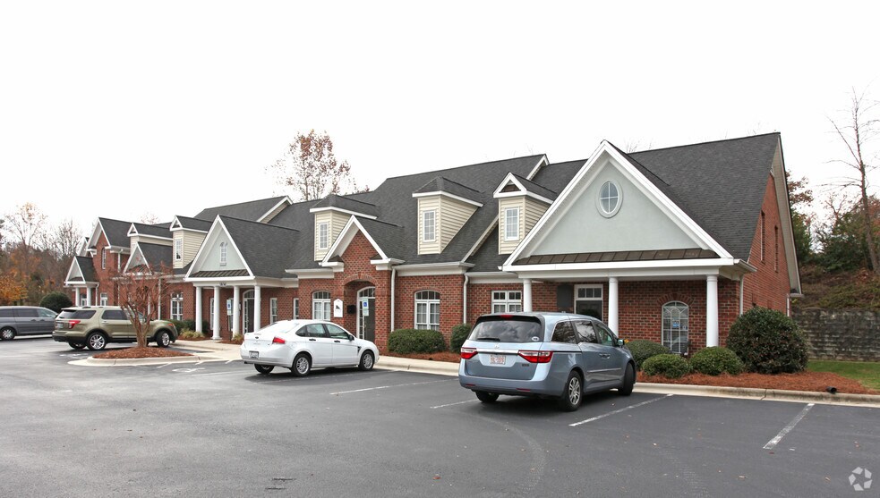1836 Eastchester Dr, High Point, NC à louer - Photo du bâtiment - Image 2 de 24