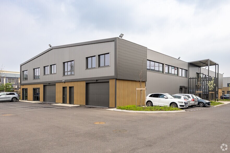 45 Rue Ampère, Chassieu à louer - Photo du bâtiment - Image 2 de 13