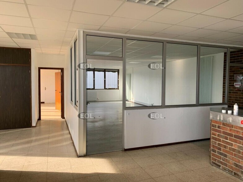 Flex in Meaux for lease - Interior Photo - Image 3 of 7