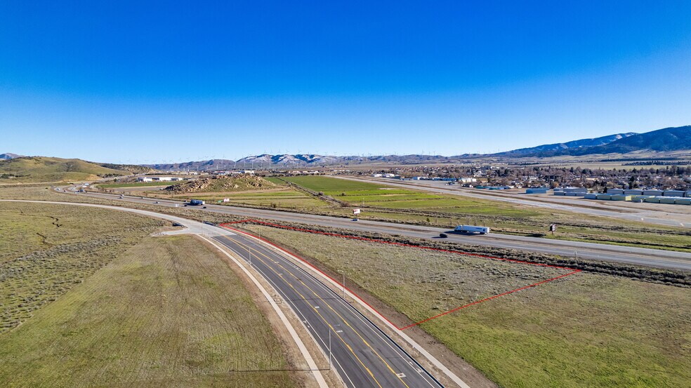 Challenger Dr, Tehachapi, CA à vendre - Photo du bâtiment - Image 3 de 5