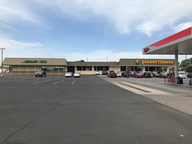 Plus de détails pour 401 E 4th Ave, Hutchinson, KS - Bureau/Commerce de détail, Commerce de détail à louer