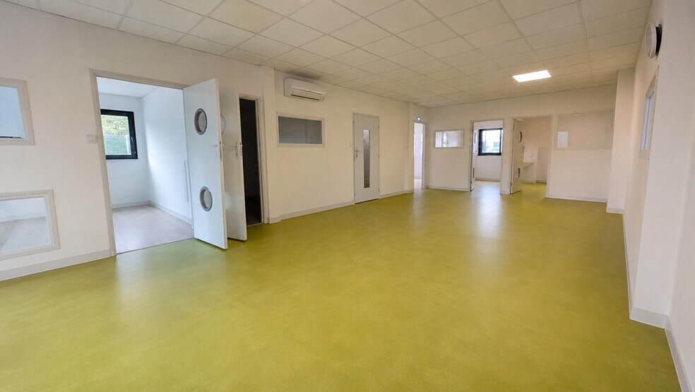 Flex in La Crau for lease - Building Photo - Image 1 of 9