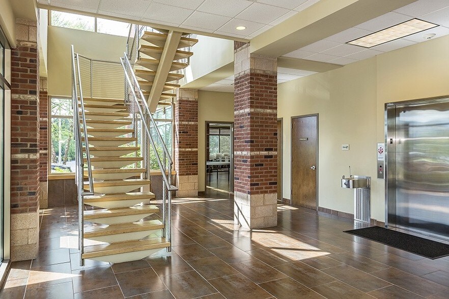 12 Turnberry Ln, Newtown, CT à louer - Hall d’entrée - Image 2 de 8