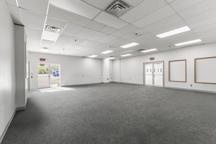 35425 W Michigan Ave, Wayne, MI à louer - Photo du bâtiment - Image 3 de 39