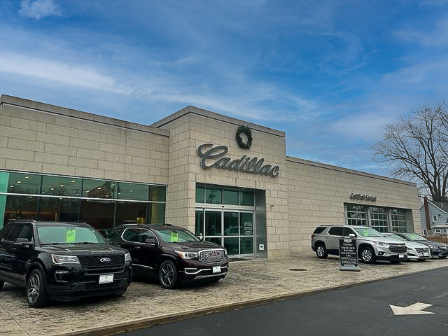 Car Dealership Assemblage portfolio of 2 properties for sale on LoopNet.ca - Building Photo - Image 3 of 24