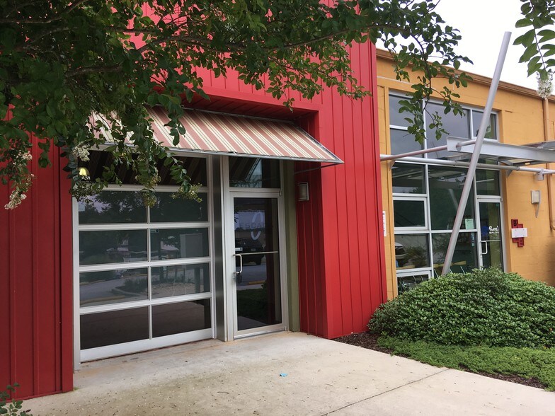 2752 E Ponce de Leon Ave, Decatur, GA à louer - Photo du bâtiment - Image 2 de 9