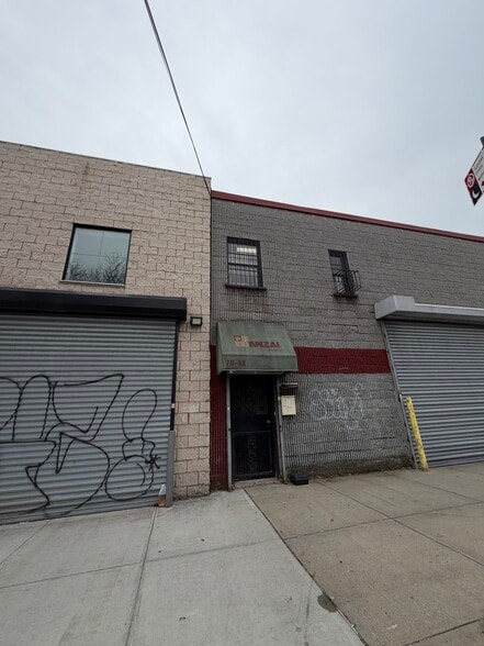 70-42 48th Ave, Woodside, NY à vendre - Photo principale - Image 1 de 17