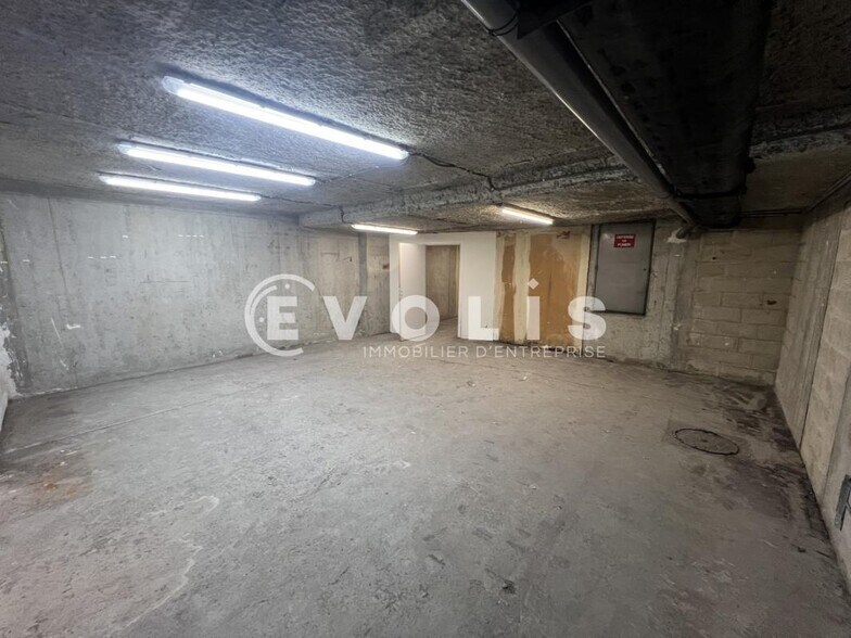Flex in Maisons-Alfort for lease - Interior Photo - Image 2 of 8