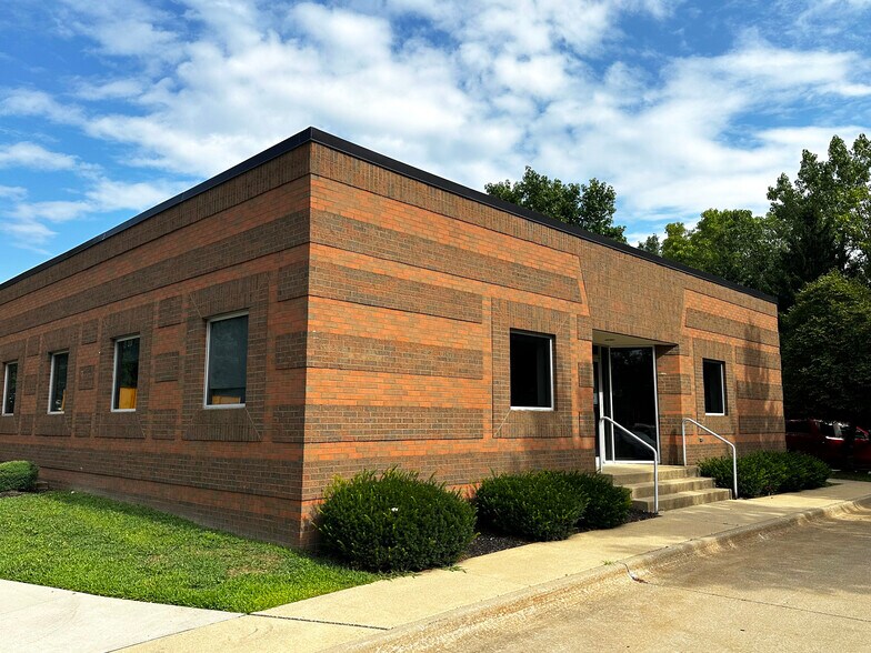 1540 Corporate Woods Pky, Uniontown, OH à louer - Photo du bâtiment - Image 2 de 6