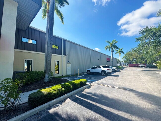 Plus de détails pour 901 Industrial Blvd, Naples, FL - Industriel à vendre