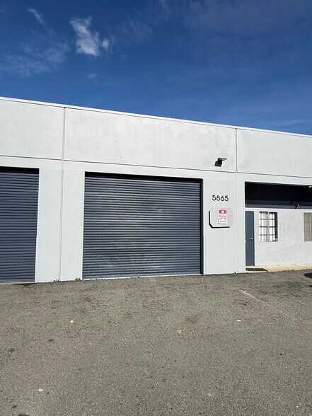 5853-5895 Winfield Blvd, San Jose, CA à louer - Photo du bâtiment - Image 2 de 9