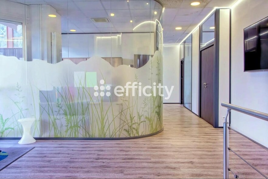 Office in Nanterre for lease - Interior Photo - Image 2 of 7