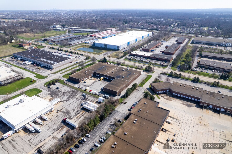 6908 Engle Rd, Middleburg Heights, OH à louer - Photo du bâtiment - Image 3 de 6