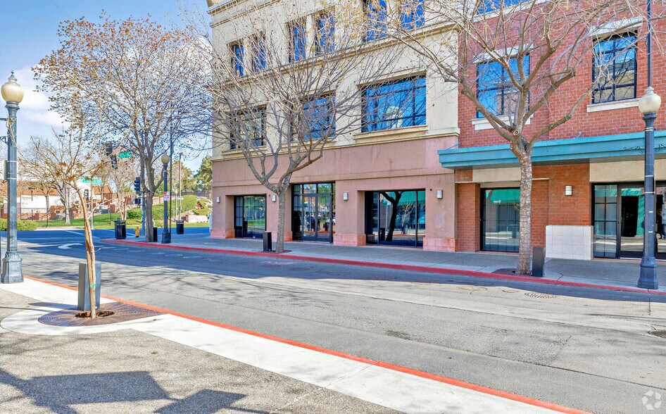 1020 10th St, Modesto, CA à louer - Photo du bâtiment - Image 2 de 15